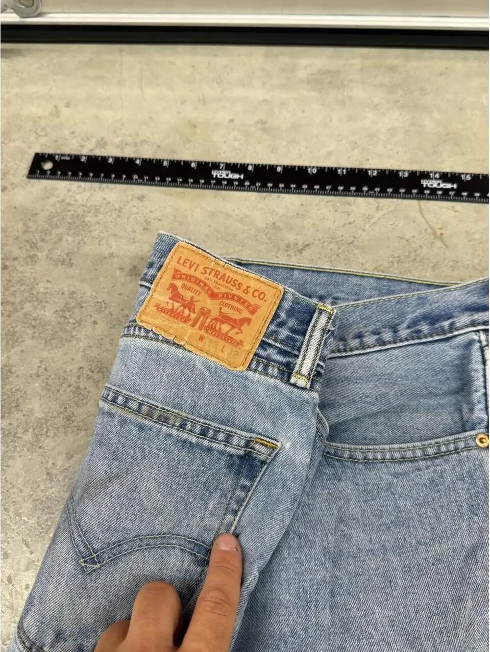 vintage levis 505 faded blue straight leg jeans size 33 x 32